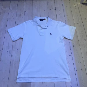 Polo piké  - Säljer en äkta vit Polo Ralph Lauren piké i storlek S slimfit. Den har knappt använts och är i super fint skick. Tag finns kvar någonstans och har en svart piké också. Har man några frågor eller vill ha mer bilder är det bara att höra av sig 👍