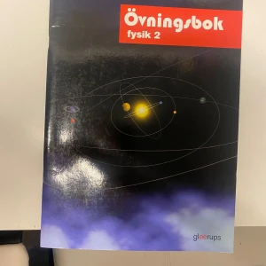 Fysik 2 övningsbok - Säljer min fysik 2 övningsbok :( Omslaget är i nyskick och saknar helt fläckar. Bokens sidor saknar helt markeringar, fläckar, anteckningar och annat kladd. Nypris 296:-
