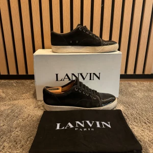Lanvins - UK8, Skick 9/10 används varsamt samtliga saker som ni ser på bilden med följer, Pris och byte kan diskuteras 