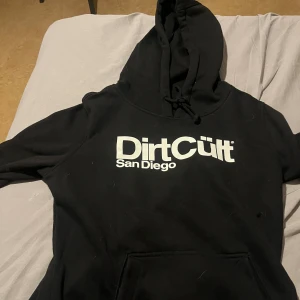 Hoodie  - Skick bra, förutom liten fläck men de går säkert bort   Storlek XL