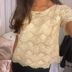 Blus - Jätte söt blus i storlek M, men funkar perfekt som storlek S💕💕