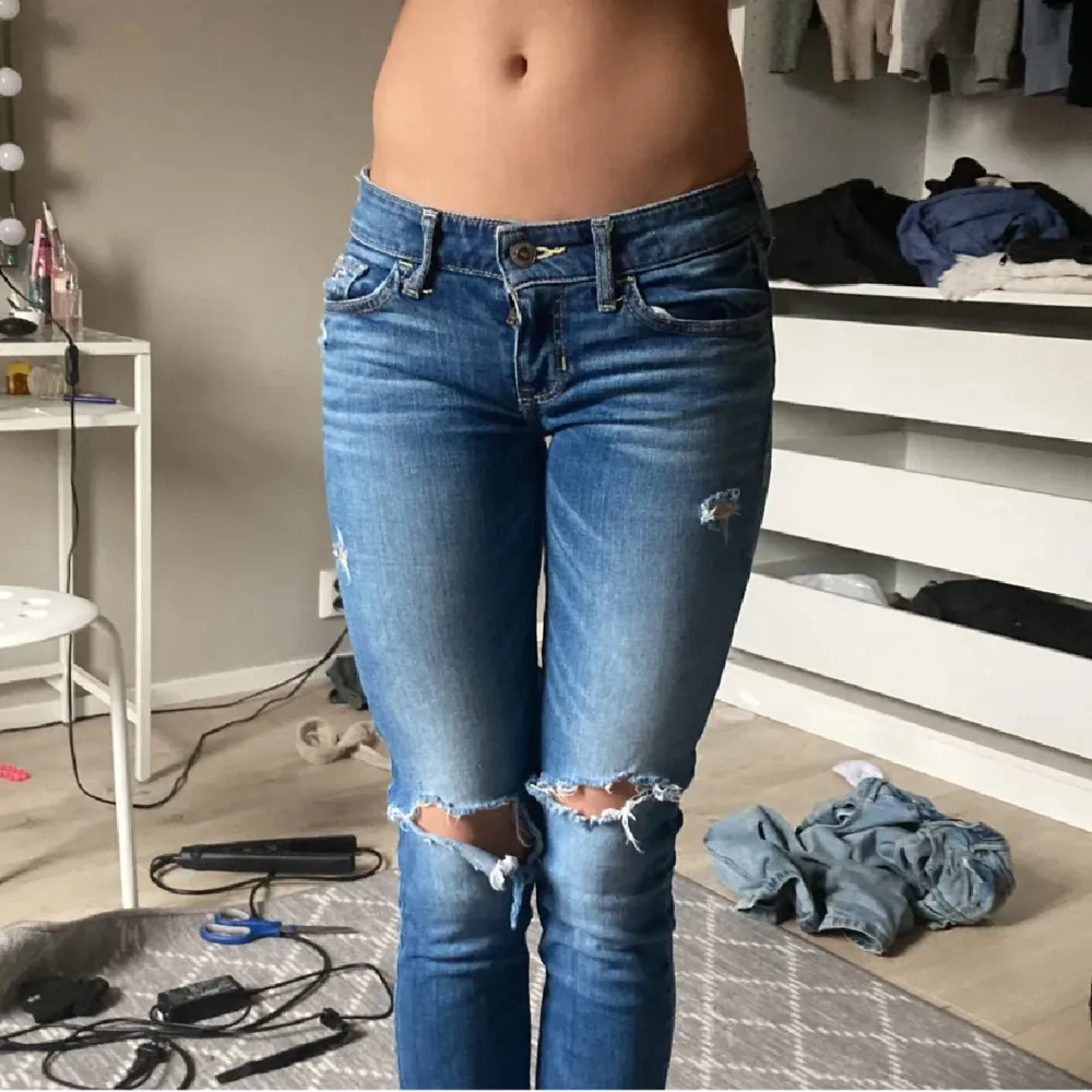 säljer dessa super fina lågmidjade jenas! Köpte hör på Plick men va tycärr aldeles för små. Midjemåttet är 36-37 o innerbenslängden är 81! Bilderna är lånade från förra säljaren då ja inte får på mig dom🎀. Farkut & Housut.