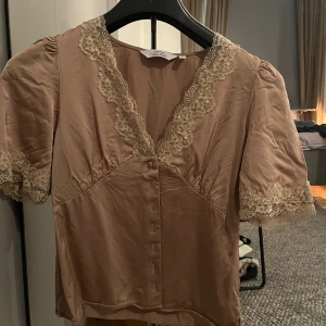 Spetsblus - Supersnygg spetsblus från & Other Stories i färgen smutsrosa! Köptes för ca 800kr🩷