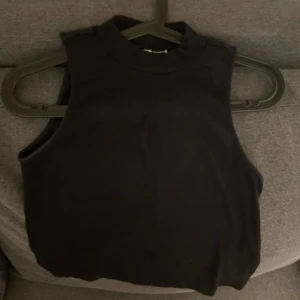Svart topp för kvinna - Fin svart ribbad topp från HM.    Storlek M. Nästan aldrig använt 💕💞