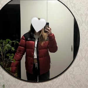 North face jacka  - Köpt second hand men jag har aldrig använt den, perfekt nu för lite kallare tider  Storlek M man så passar lite oversized på mig som är S