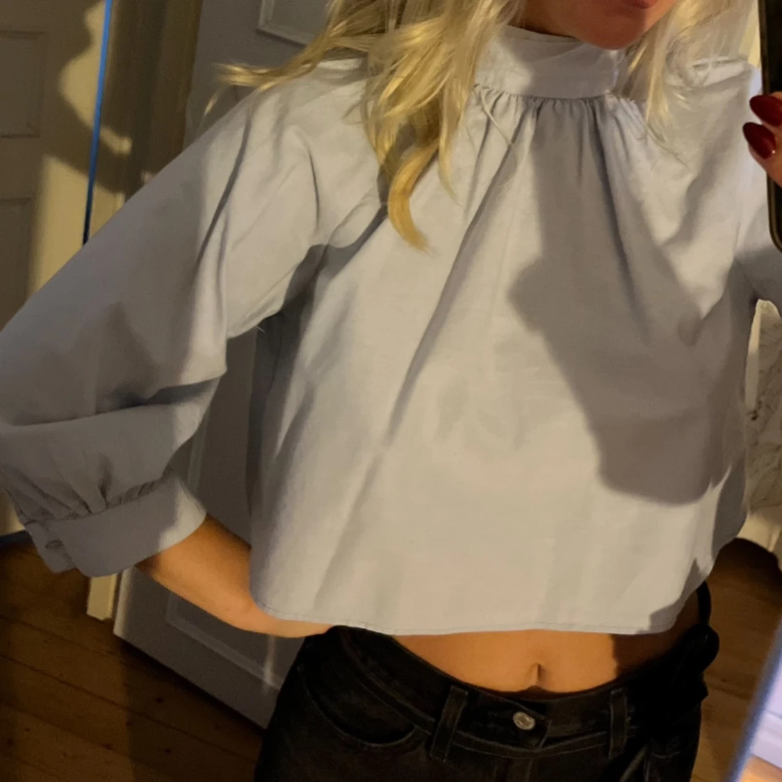 Ljusblå croppad blus - 90