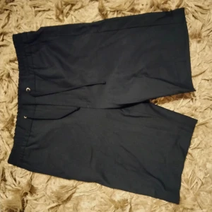 Mörkblå Kortbyxor - Mörkblå kortbyxor, bra skick.  