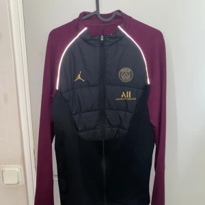 PSG träningsjacka  - Hej! Jag säljer nu min Psg träningsjacka som jackpoten drygt 1,5 år sen har användt den ett par gånger men den är fortfarande i gott skick. 