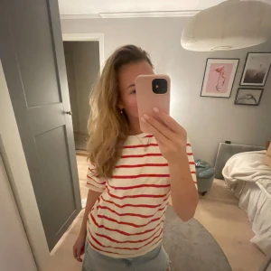 Randig tröja - Superfin rödrandig T-shirt!💓Har använt fåtal gånger så den är som ny! Skriv vid fler bilder💓