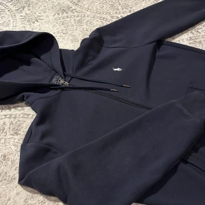 Polo Ralph Lauren Zipup - Säljer denna Ralph lauren zip up hoodien. Jätte bra skick, 9/10 Den är storlek S och är köpt på NK i Stockholm