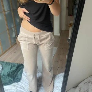Juicy couture byxor - Jätte sköna och snygga juicy byxor, har fåtal mini fläckar på (men syns knappt) Och dem är uppsyda, höger ben ser lite konstigt ut längst ner vid stygnen men det är inget som märks.💗