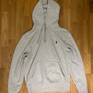 Ralph Lauren Hoodie - I perfekt skick inga defekter köpt på johnells, ny pris 1500kr. Storlek S