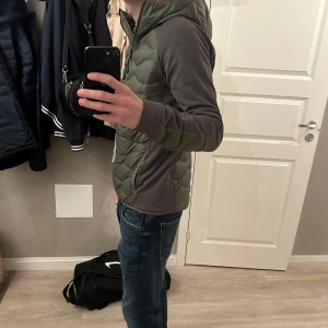 Peak performance (aldrig använd) - Säljer nu en helt ny (aldrig använd) Peak performance jacka/cardigan liknande. Har aldrig blivit använd men inga taggar är kvar. Pris kan diskuteras🙏🙏