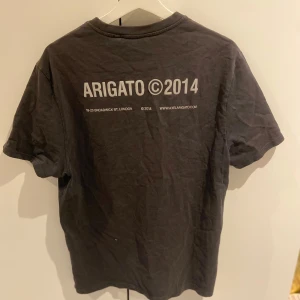 Axel arigato t-shirt - T-shirten är i bra skick