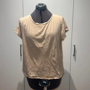 Beige t-shirt - Från HM strl L 