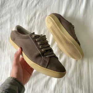 Saint Laurent skor  - Säljer dessa sjukt feta Saint Laurent skor i modellen 06! Väldigt bra skick, små skavanker på snörret vilket syns på bilderna! Storlek 42! Inge og! Kom pm vid funderingar!