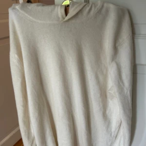 Oscar Jacobson hoodie ull-kashmir  - Stilren och snygg regular fit hoodie i ull-kashmir från Oscar Jacobson. Köpt för 1500kr säljer för 750kr. 