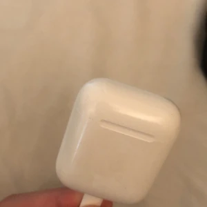 AirPods skal(endast skal) - Säljer detta eftersom jag bara har den liggandes hemma. Säljes om man tex tabbat bort skalet. Priset kan diskuteras.