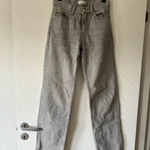 Lowwaist jeans - Säljer super snygga jeans från Gina tricot, de är i modellen lowwaist straight och är knappt använda. 
