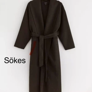 Lindex brun kappa - Söker denna bruna kappa i XS från Lindex. 