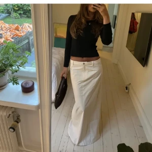 Vit denimkjol  - Vit lång denimkjol, knappt använd då den är för lång för mig. Har en slits därbak så den är behaglig att gå i. Jättesnygg och trendig, passar till allt. Pris kan diskuteras, PM för fler bilder!🥰 (bilderna är lånade)