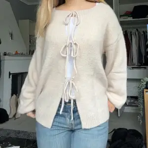 sååå mjuk och fin stickad beige tröja med knyt där framme🥰 PERFEKT till hösten💋 använd gärna köp nu! Det är en storlek S men passar även M