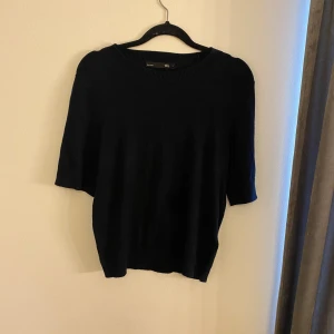 Finstickad t-shirt - Jätte fin, helt oanvänd stickad t-shirt. Storlek S men passar xs