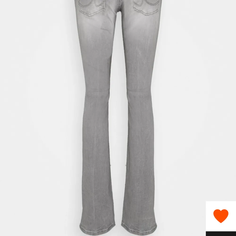 Säljer ett par snygga gråa jeans från Ltb,valerie. De har en klassisk femficksdesign och en knappgylf. Har sytt in dom i midjan då de var förstora så original storleken är w33 nu är de w29! 37 midja rakt över och innnerbred 82 . Farkut & Housut.
