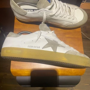 Golden goose - Helt oanvända men creasade pga dålig hantering men någon som vet vad de gör kan nog få ut de. Byten intressant men enbart mot oanvända skor av liknande värde