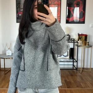 Grå stickad tröja från Zara - Säljer en supermysig grå stickad tröja från med polokrage. Den har långa ärmar och en avslappnad passform som är perfekt för kyliga dagar. Tröjan är i ett mjukt material och har ribbade detaljer vid ärmslut och nederkant. Perfekt för höst och vinter💓