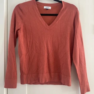 Orange v-ringad tröja i strl S från Galeries Lafayette - Orange v-ringad tröja i strl S från Galeries Lafayette.  Använd men i fint begagnat skick.  Mått Över bröstet: ca 47 cm Längd från axeln och ner: ca 57 cm  80% viskos och 20% polyamid   Kommer från ett djur och rökfritt hem.