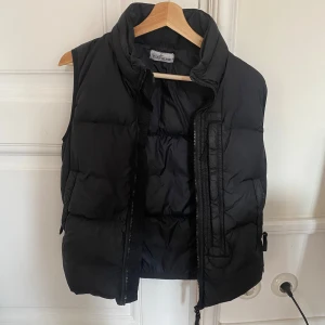 Stone Island väst - Fet stone island väst som är perfa för hösten och vintern. Skick 9/10. Pris kan diskuteras👍