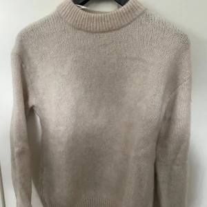 Stickad tröja - Stickad off White tröja köpt för 799kr och använd ungefär 2 gånger. Säljs pga att den inte kommer till användning.