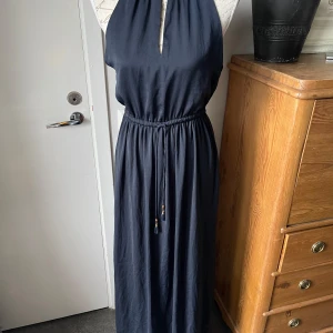 Långklänning  - Mörkblå långklänning från H&M i stl 36. 100% polyester.