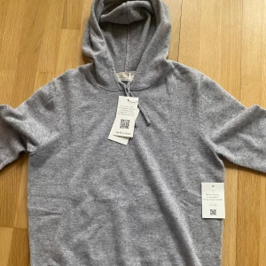 Kashmir hoodie  - Nyskick. Den är för liten på mig, d är en kashmir hoodie från sayless.  Köptes för 899kr