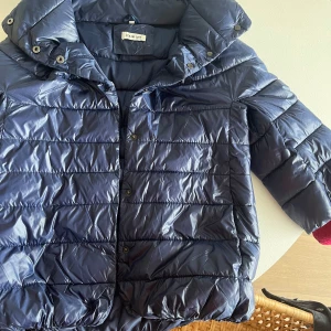 Herno liknande jacka  - Supersnygg jacka som är perfekt att ha under höst, vår och sensommar.😍 Storlek S! Jackan har resår längst nere, skriv för bilder på💕