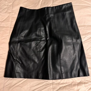 Skinnkjol från Only strl 36. - Skinnkjol från Only i storlek 36. Endast använd vid ett tillfälle.