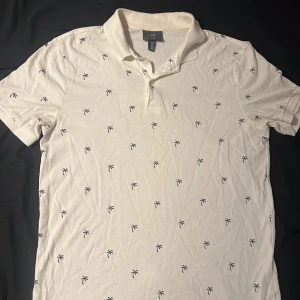 Polotröja med palmer på - Har haft på ett par gånger nu under sommaren men annars bra skick. Storlek S och den är väldigt bekväm