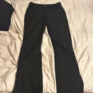 Lågmidjade bootcut Kostymbyxor  - Jätteroligt fina kostymbyxor älskar dom. Säljer pågrund av försmå