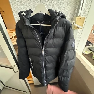 Vinterjacka, Gant - Nu säljer jag denna jackan för att den har blivit för liten för mig, knappt använd nypris ca 2200kr