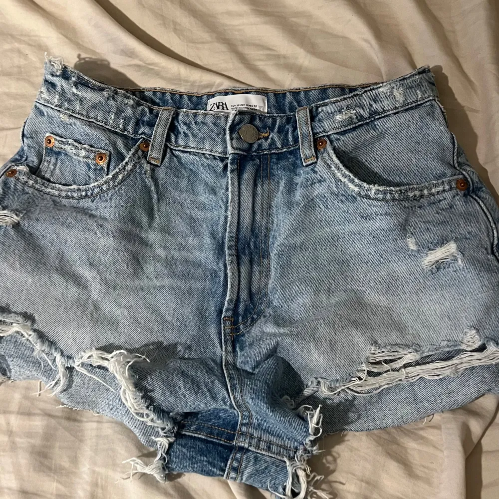 Jeans shorts från zara i storlek 36/s. Shorts.