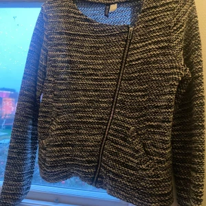 Kofta - Säljer denna kofta åt min mamma den är i storlek L och är från hm. Det är inga hål, fläckar eller något trasigt på den. Kedjan är vinklad. 