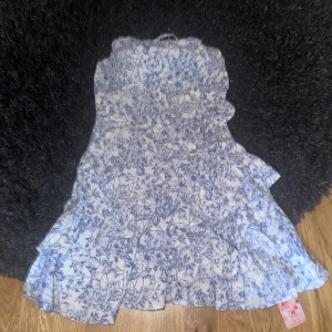 Klänning  - Aldrig använd 