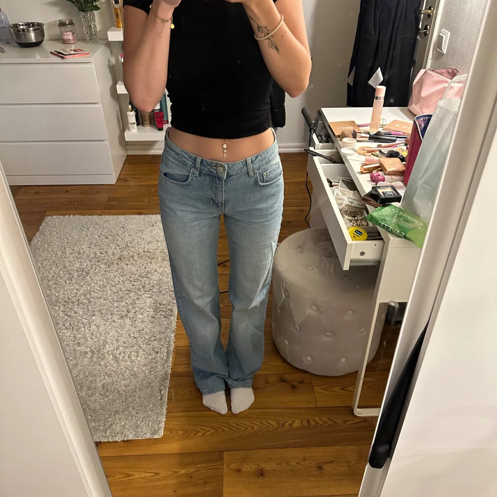 Blå lowwaist jeans från NA-KD i strl 34. Väldigt bra skick. 300kr. Jeans & Byxor.