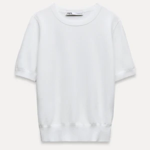 Slätstickad tröja från zara - Använd ett fåtal gånger och den är i bra skick. Pris går att diskuteras💞  (Bilden är lånad)