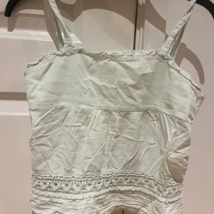 Linne  - Jätte fint ljusgrönt linne!! Köpt i Mexico Priset kan diskuteras🫶🏽