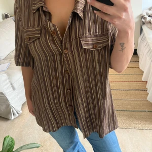 Skjorta  - Brun trekvartskjorta i fint skick!