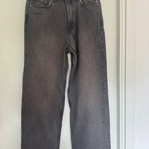 Weekday Galaxy Loose Straight. Stl 28/32 - Säljer  jeans från Weekday. Galaxy Loose Straight. Stl 28/32. Perfekta för en casual look! Se mått i bilder. Hämtas på Hägerstensåsen eller ök👖