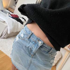 Jättefin low waisted jeans kjol från VILA. Säljer då ja känner att den inte riktigt passar mig i storleken. 🦋🩷