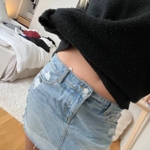 Low waist jeanskjol - Jättefin low waisted jeans kjol från VILA. Säljer då ja känner att den inte riktigt passar mig i storleken. 🦋🩷